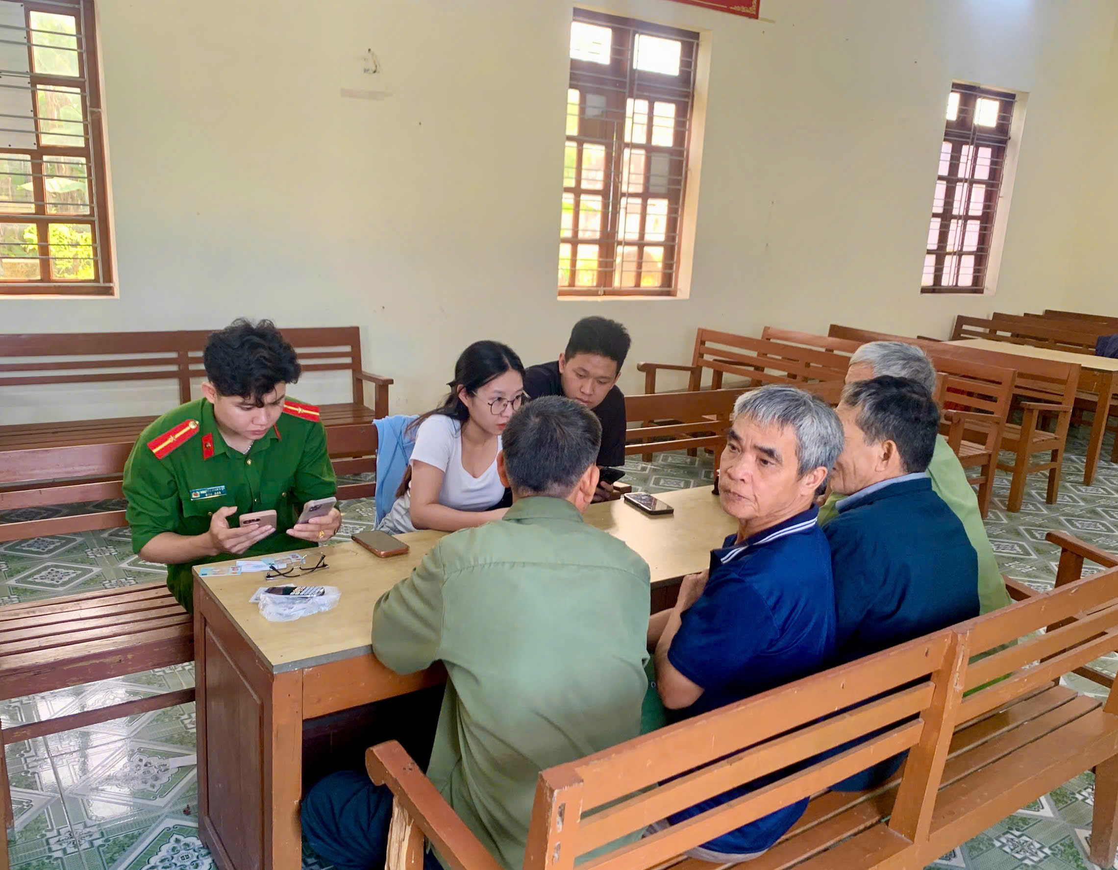 Công an xã An Khánh hỗ trợ người dân tích hợp VNeID xuyên kỳ nghỉ lễ